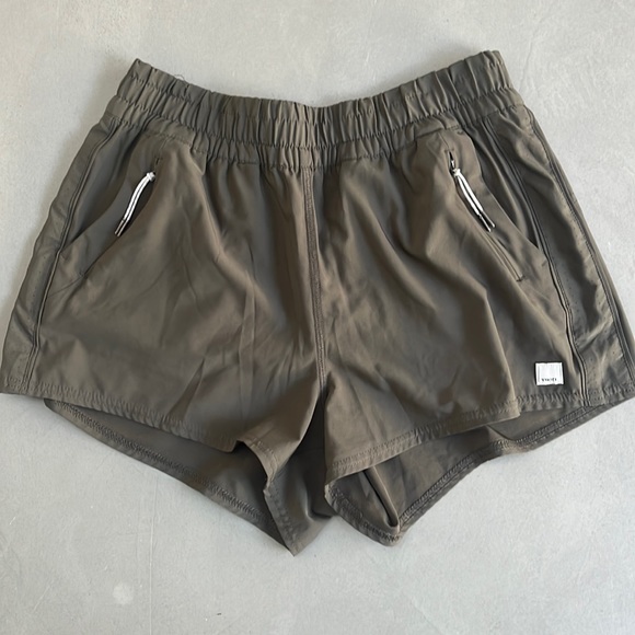 Vuori Pants - Vuori Dash Short size medium  EUC
